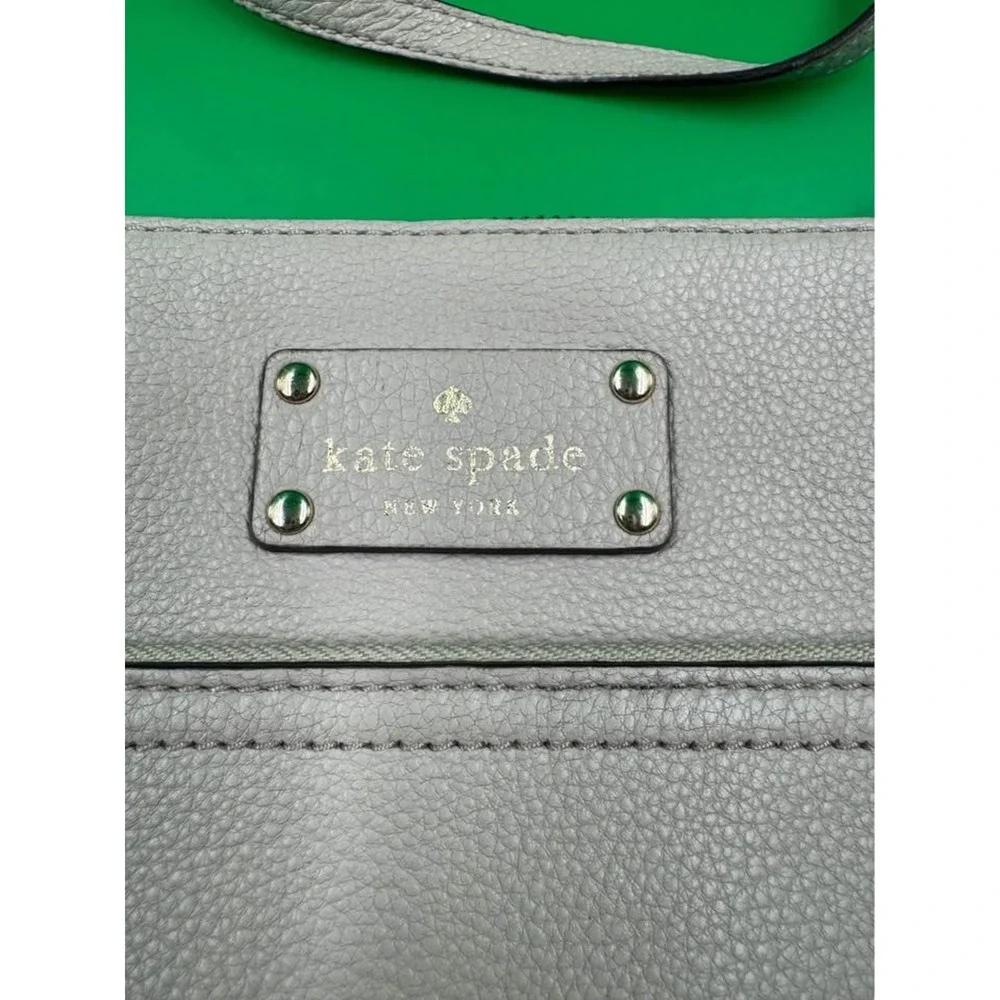Kate Spade New York leather crossbody bag light gray pebbled purse w zip pockets